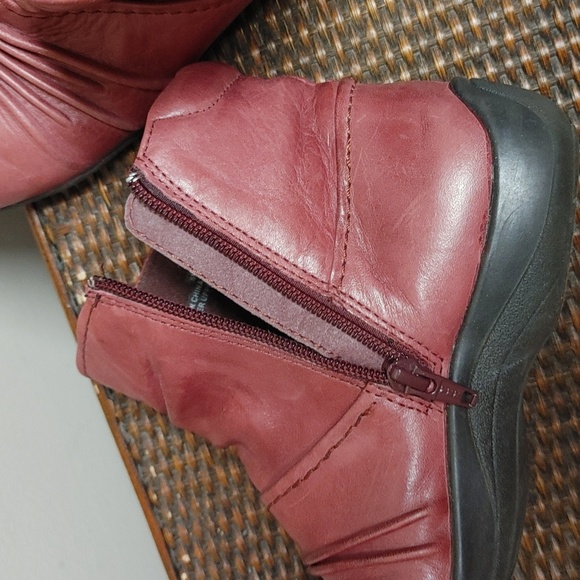 Clarks Artisan Ankle Boots Wine Color Size 6 - Picture 8 of 14